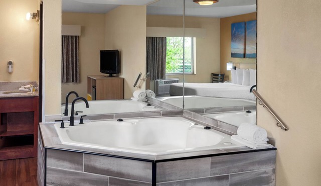 Days Inn by Wyndham Rockford I-90 Casino District