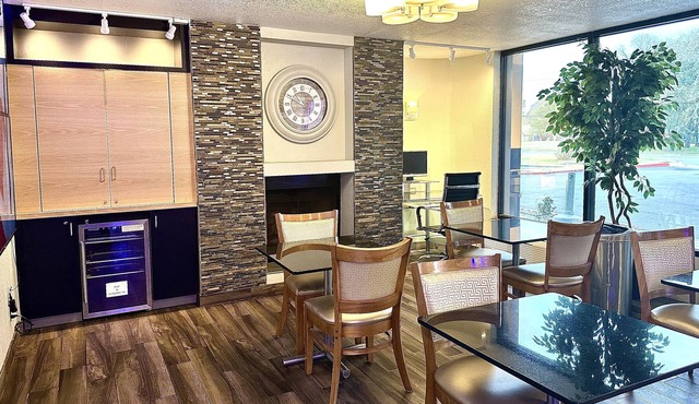 Days Inn by Wyndham Southern Hills/ORU