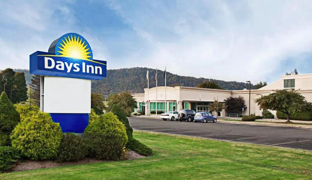 Days Inn by Wyndham Warren