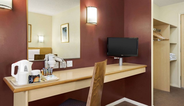 Days Inn by Wyndham Warwick South M40