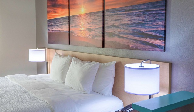 Days Inn & Suites by Wyndham Savannah North I-95