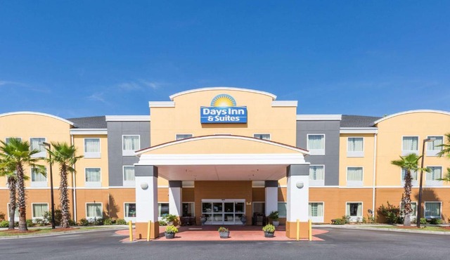 Days Inn & Suites by Wyndham Savannah North I-95