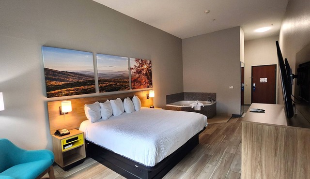 Days Inn & Suites by Wyndham Russellville