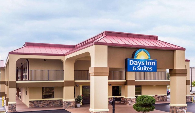 Days Inn & Suites by Wyndham Warner Robins Near Robins AFB