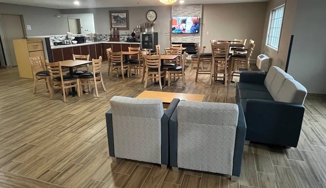 Days Inn & Suites by Wyndham Williamsburg IA North