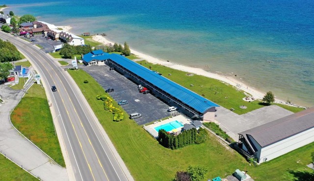 Days Inn & Suites by Wyndham St. Ignace Lakefront