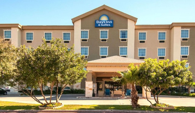 Days Inn & Suites by Wyndham San Antonio near Frost Bank Center