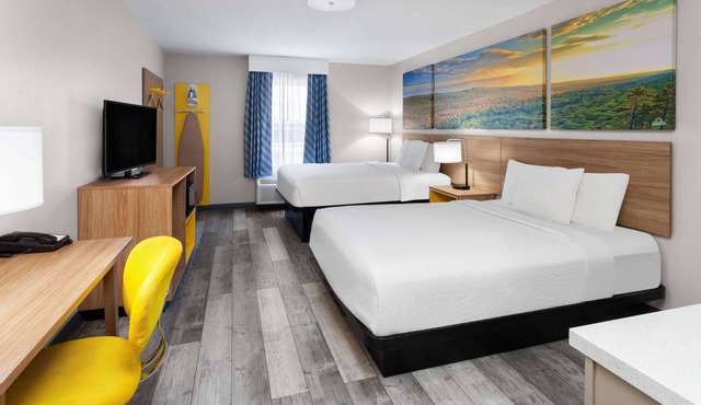 Days Inn & Suites by Wyndham Sellersburg