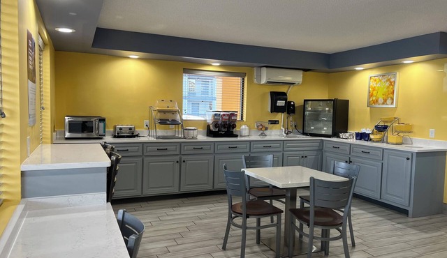 Days Inn & Suites by Wyndham Warner Robins Near Robins AFB