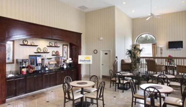 Days Inn & Suites by Wyndham Columbia Airport