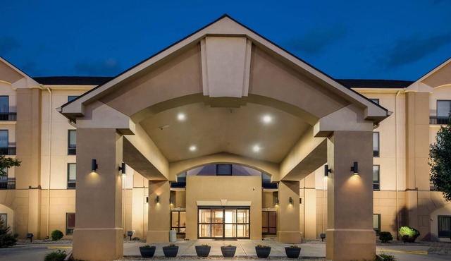 Days Inn & Suites by Wyndham Cedar Rapids