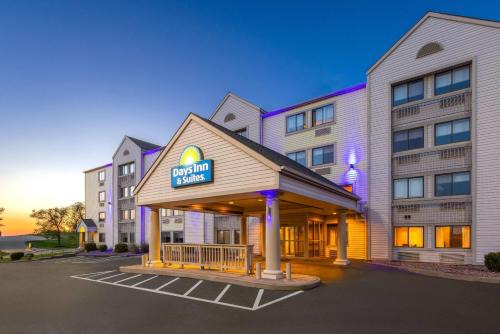 Days Inn & Suites by Wyndham Kansas City South