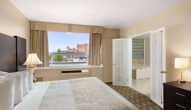Days Inn & Suites by Wyndham North Bay Downtown