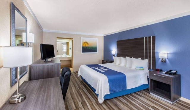 Days Inn & Suites by Wyndham Braunig Lake