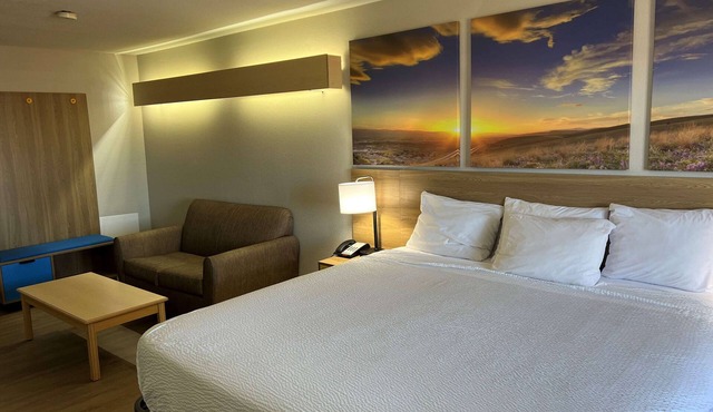 Days Inn & Suites by Wyndham Hutchinson