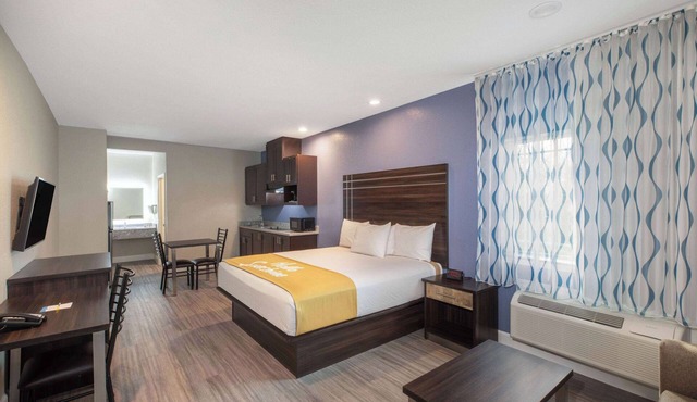 Days Inn & Suites by Wyndham La Porte