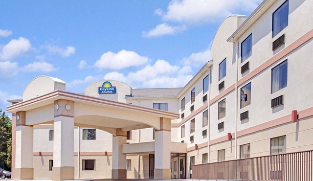 Days Inn & Suites by Wyndham Laurel Near Fort Meade