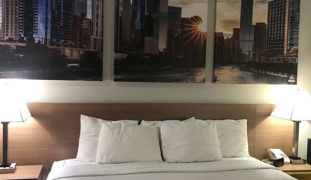 Days Inn & Suites by Wyndham Romeoville