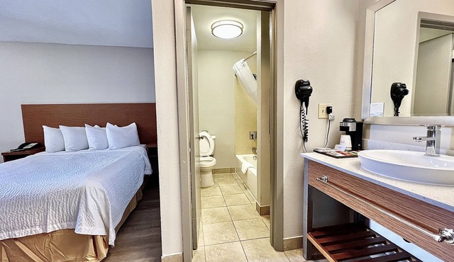 Days Inn & Suites by Wyndham Arlington Near Six Flags