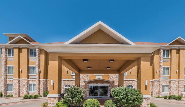 Days Inn & Suites by Wyndham Cleburne TX