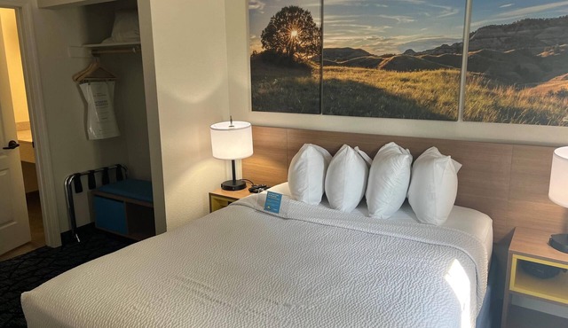 Days Inn & Suites by Wyndham Columbus NE