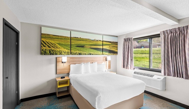 Days Inn & Suites by Wyndham Des Moines Airport