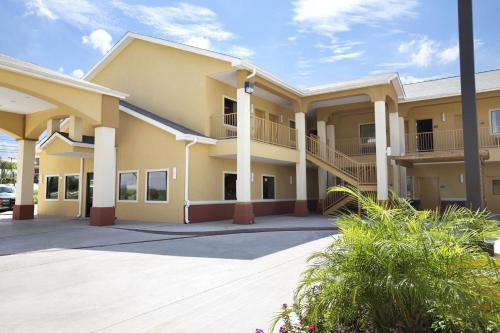 Days Inn & Suites by Wyndham Gonzales TX