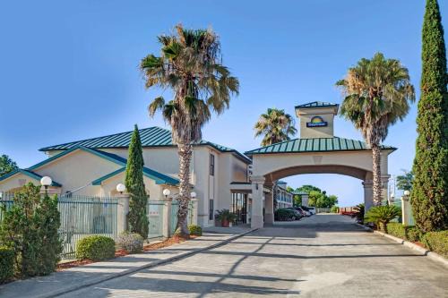Days Inn & Suites by Wyndham Houston North - Spring