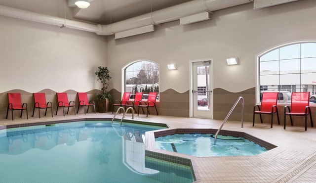 Days Inn & Suites by Wyndham Brandon