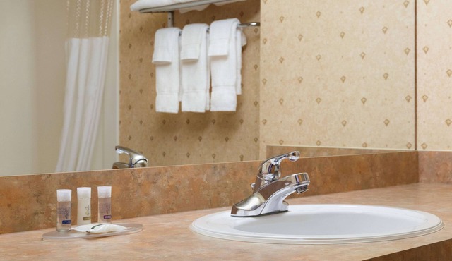 Days Inn & Suites by Wyndham Brooks