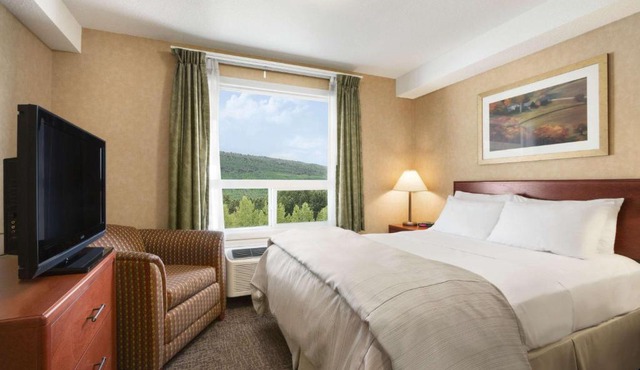 Days Inn & Suites by Wyndham Cochrane