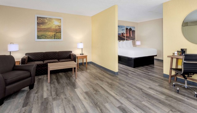 Days Inn & Suites by Wyndham Clovis