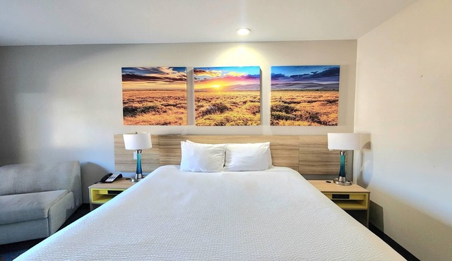 Days Inn & Suites by Wyndham Katy