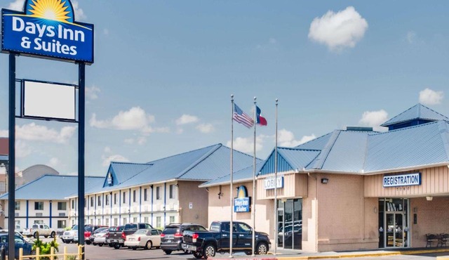Days Inn & Suites by Wyndham Laredo