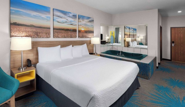 Days Inn & Suites by Wyndham Morris/I-80