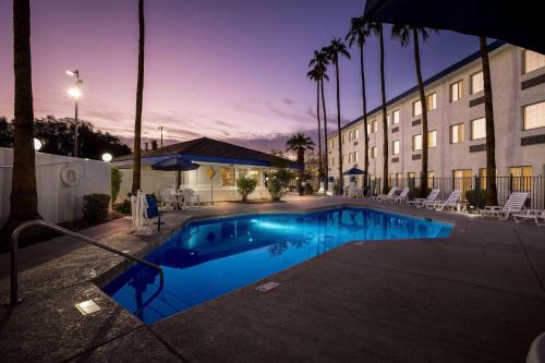 Days Inn & Suites by Wyndham Mesa Near Phoenix
