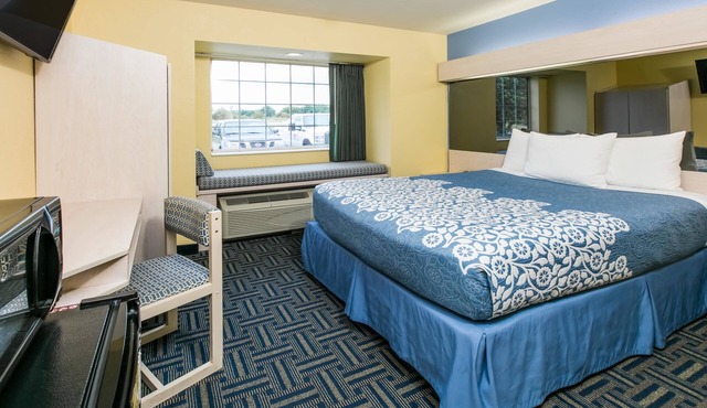 Days Inn & Suites by Wyndham Pryor