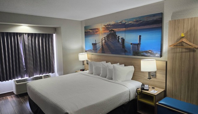 Days Inn & Suites by Wyndham Tampa/Raymond James Stadium