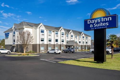 Days Inn & Suites by Wyndham Brandon Amphitheater