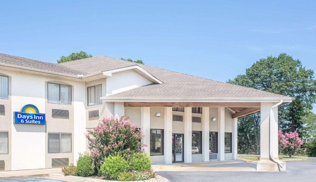 Days Inn & Suites by Wyndham Brinkley