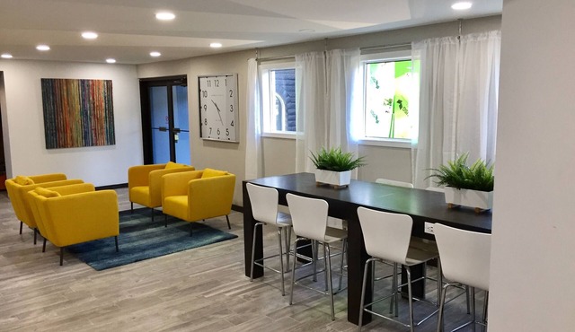 Days Inn & Suites by Wyndham Cincinnati North