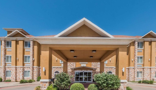 Days Inn & Suites by Wyndham Cleburne TX
