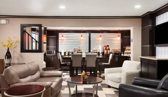 Days Inn & Suites by Wyndham Conroe North