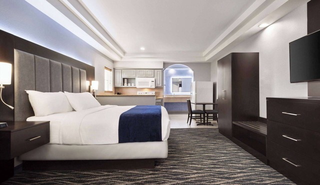 Days Inn & Suites by Wyndham Houston Hobby Airport
