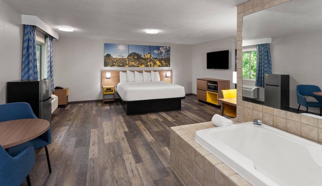 Days Inn & Suites by Wyndham Kaukauna WI