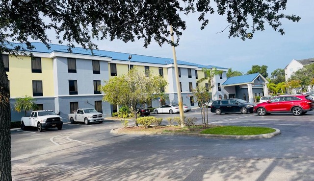 Days Inn & Suites by Wyndham Lakeland