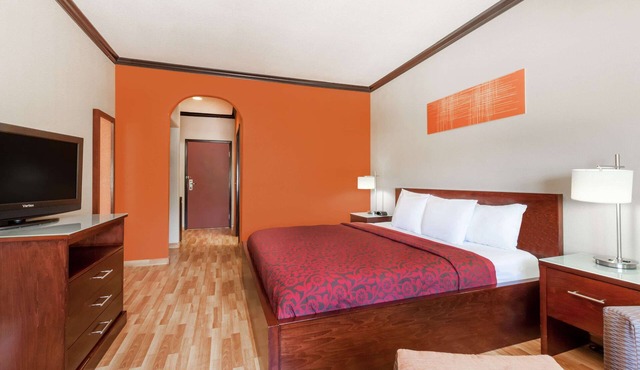 Days Inn & Suites by Wyndham Marquez