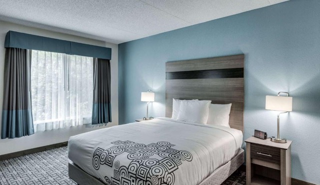Days Inn & Suites by Wyndham Spokane