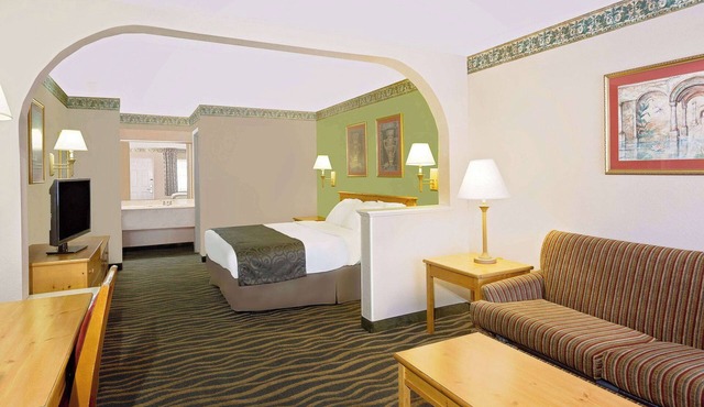 Days Inn & Suites by Wyndham Starkville