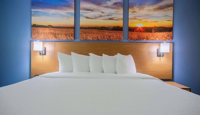 Days Inn & Suites by Wyndham Waterloo